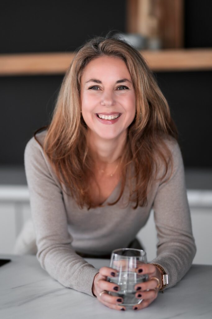 Coach Kim Nicodem uit Rotterdam– specialist in loopbaanbegeleiding, vitaliteit en relatiecoaching, met expertise in ADHD en overprikkeling. Lachend en ontspannen, straalt ze toegankelijkheid en warmte uit in haar rol als ervaren coach.